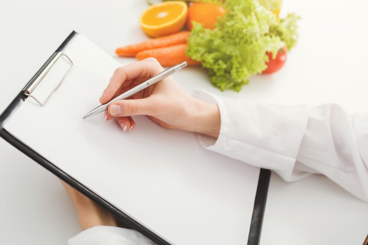odborník na výživu a individuálny výživový plán vhodný pre dokonalú diétu