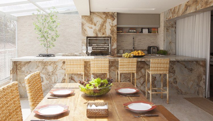 moderná záhradná kuchyňa ratanové stoličky s mramorovým vzhľadom