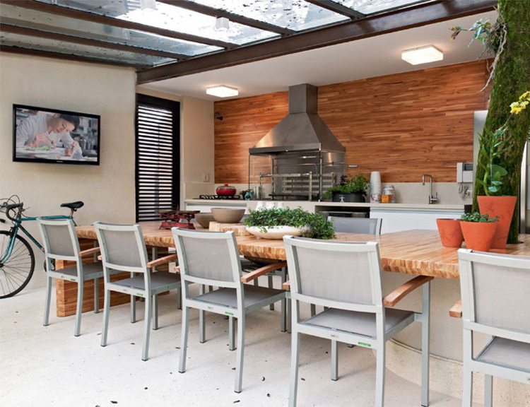 drevená stena z krytej terasy z plexiskla