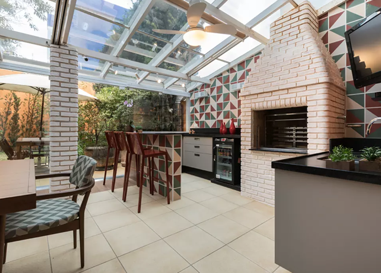 letná kuchyňa tehlová rúra sklenená strešná krytina obklady trojuholníkové motívy