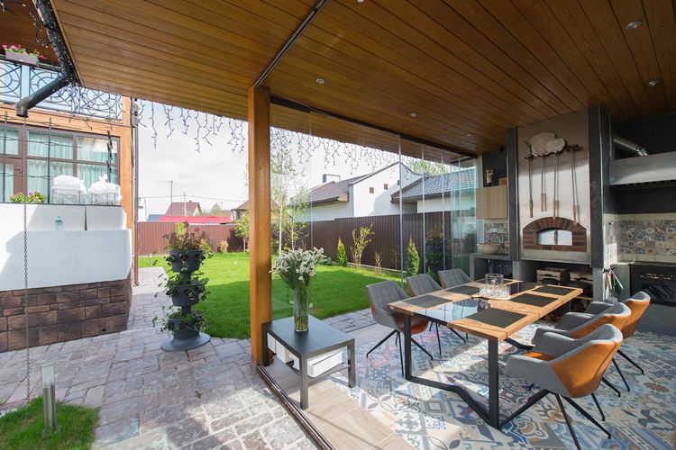 finca mallorca letná kuchyňa vzorované kachle drevený gril