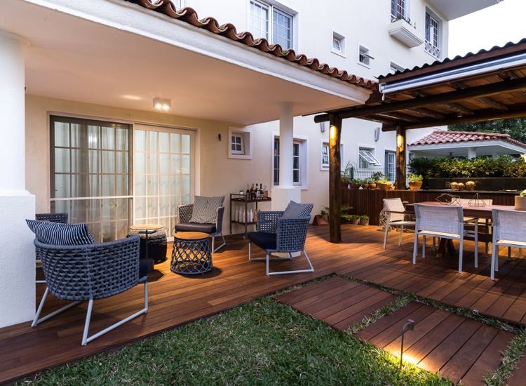 voľne stojaci jedálenský kút z dreveného pergoly