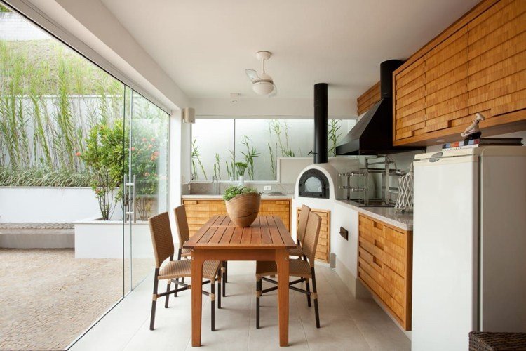 záhradná kuchyňa pec na pizzu drevo biela záhradné prístrešky sklenené posuvné dvere