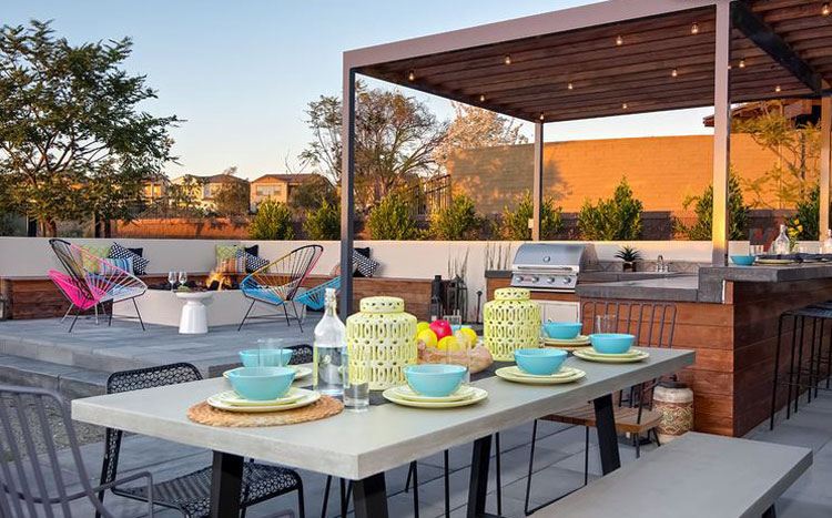 záhradná kuchyňa s grilom voľne stojace pergolové rozprávkové svetlá