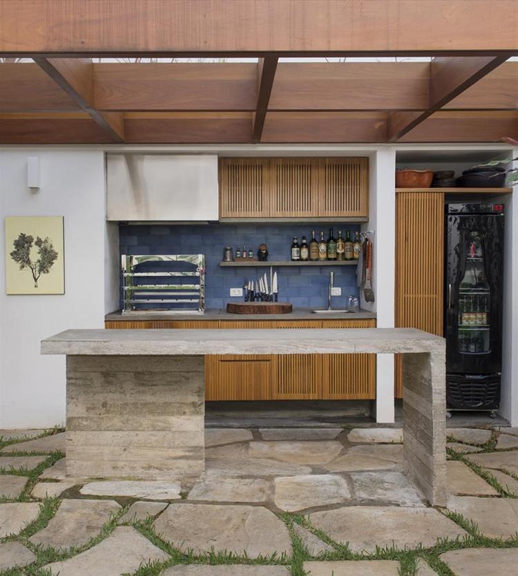 Pultová letná kuchyňa betónová drevená základná skrinka plynový gril