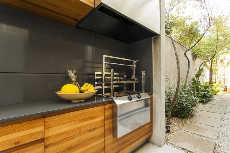 Vstavaný gril letná kuchyňa dedukcia sivá pultová drevená spodná skrinka