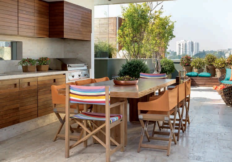 plynový gril letná kuchyňa drevená spodná skrinka béžová pracovná doska