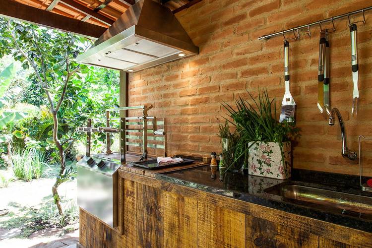 plynový gril letná kuchyňa tehlová stena žula pracovná doska čierna