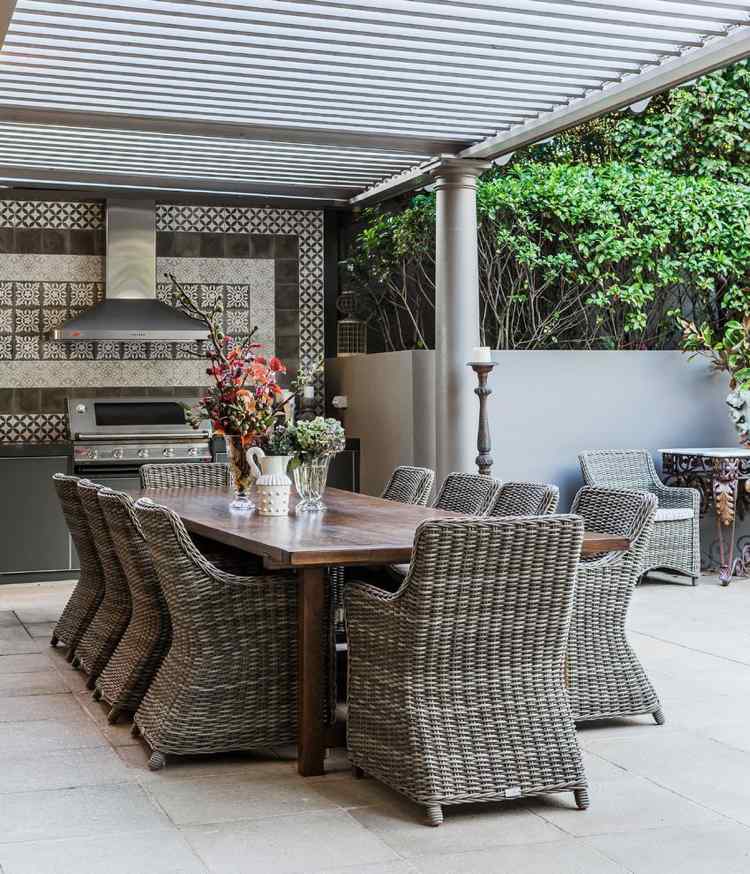 sporák na letnú kuchyňu ratanové kreslo drevený stôl ukážka obkladov sivé tóny