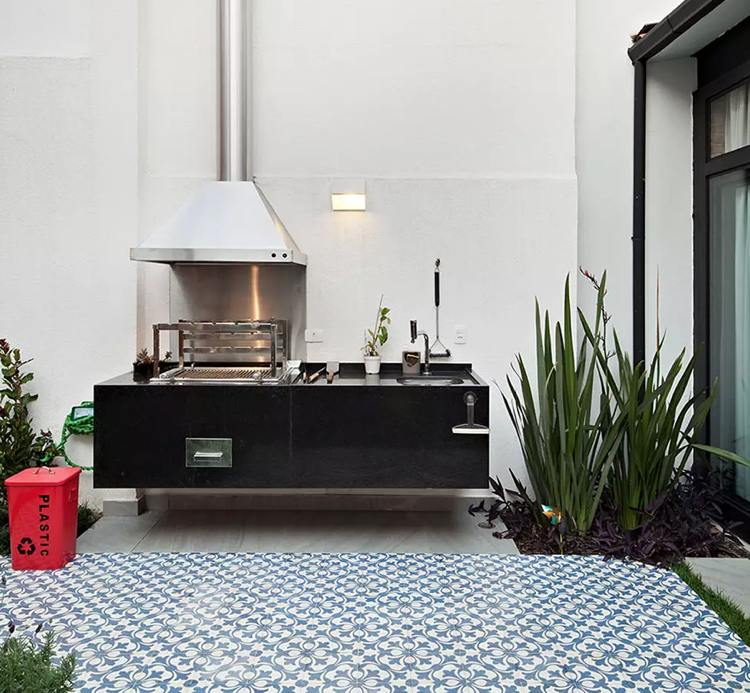 malá vonkajšia kuchyňa nerezové drezové potrubie