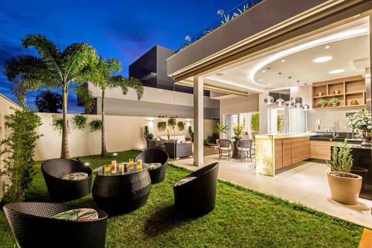 moderná vonkajšia kuchyňa osvetlená doska