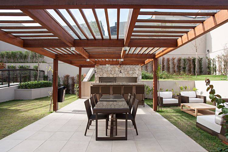 moderná letná kuchyňa jedálenský kút drevená pergola plaxiglas