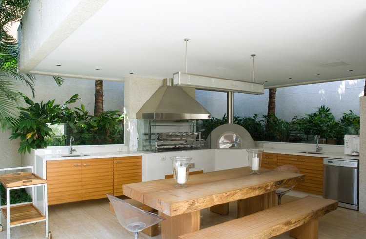 moderná letná kuchyňa jedálenský stôl z masívu z bieleho dreva