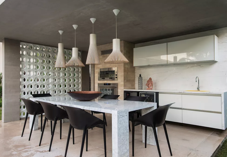 Vonkajšia kuchyňa prírodný kameň jedálenský stôl čierne stoličky