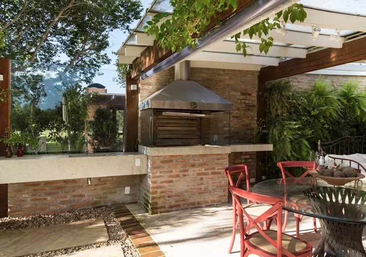 Letná kuchyňa, vetrolam, sklenené výplne, murovaná krytina