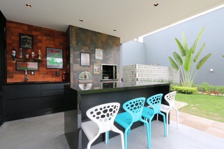 Letná kuchyňa moderné čierne stolové farebné stoličky