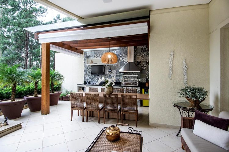 Letná kuchyňa zadná stena ukážkové obklady drevená pergola čierna pracovná doska