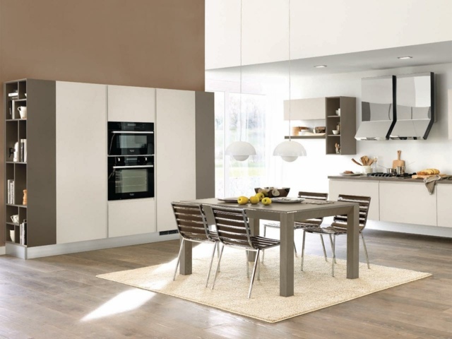 Veľké rodinné vstavané skrine s drevenou podlahou a kobercom