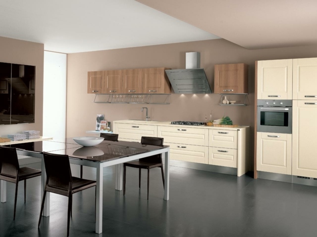 Farebné tmavé nástenné jednotky vytvoria jedálenský kút