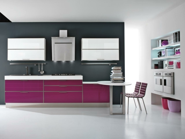 fialová kuchynka moderné praktické plávajúce skrine