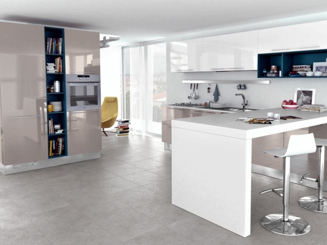 Kuchyňa tri farby tmavo modrá biela svetlo béžová moderná