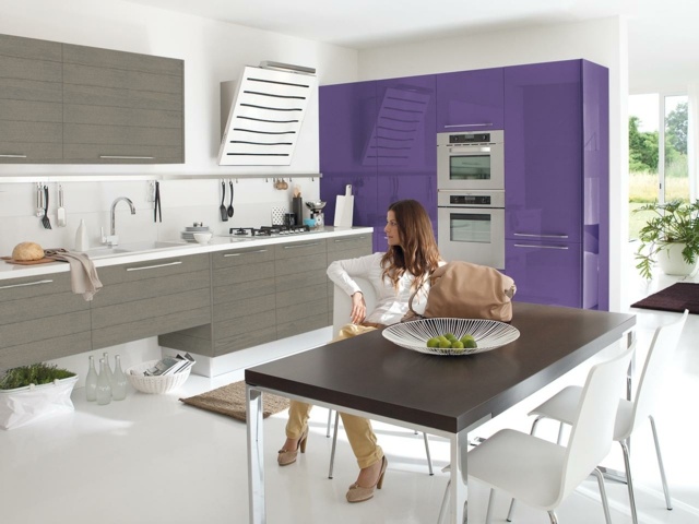 Nápad na dizajn vkusne skombinovať kuchynské skrinky