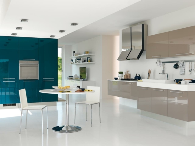 Kuchynská linka béžovo modrý digestor okrúhly stôl