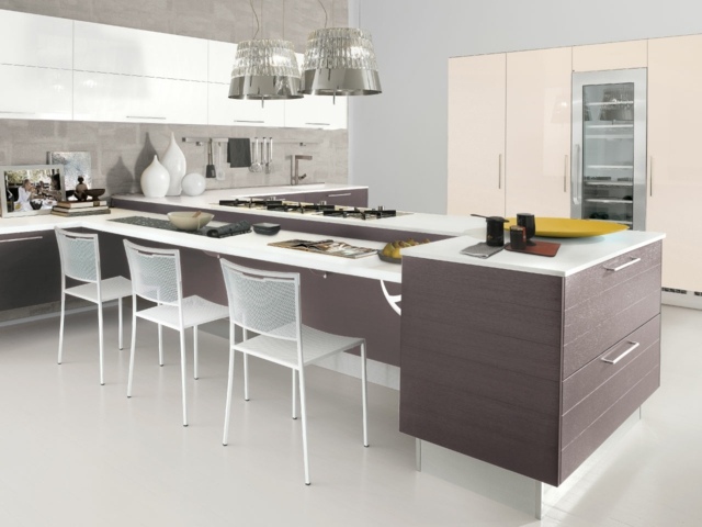 Kuchynský ostrovný systém skriniek s predĺženým plánom a jedálenským kútom