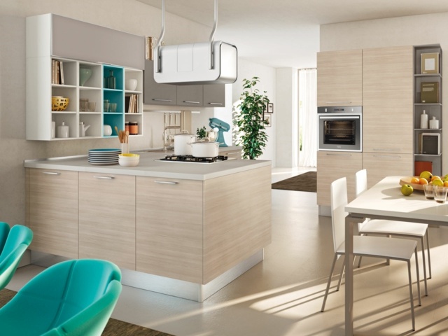 Polička na stenu modré akcenty stoličky nápady na dizajn kuchyne