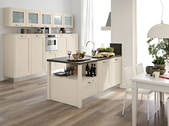 Kuchynská smotanová farba drevené čelá sklenené detaily štýlové