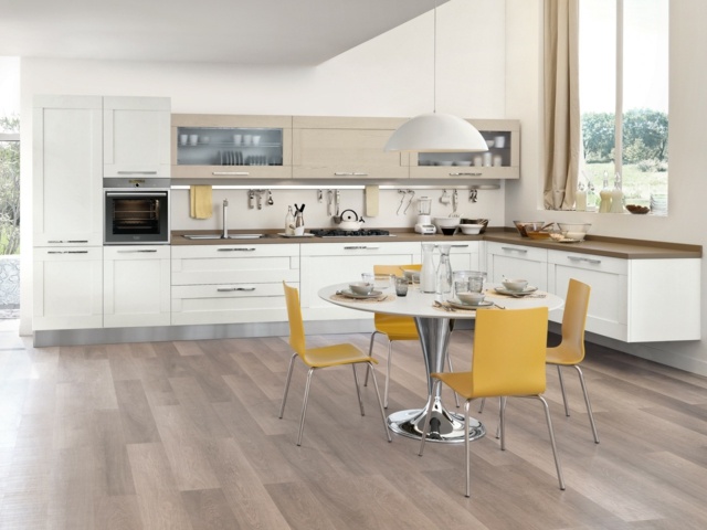 žlté stoličky okrúhly stôl rohová kuchyňa vidiecky štýl očarujúci