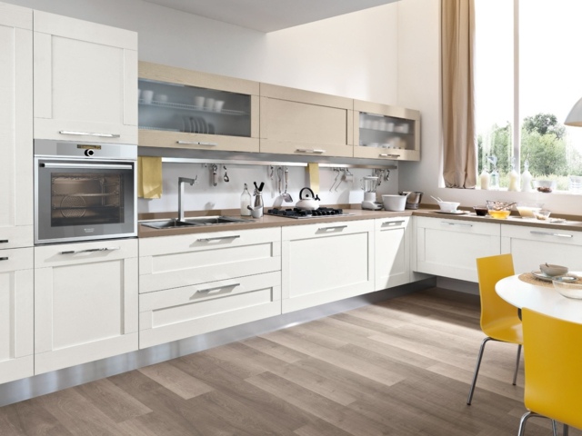 žlté stoličky béžové nástenné jednotky systém matné sklo