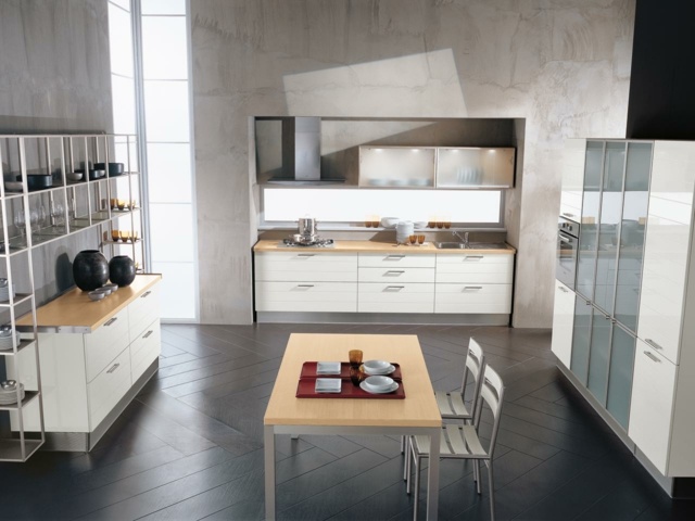 Kuchyňa tri kuchynské linky šikovne spájajú nápady