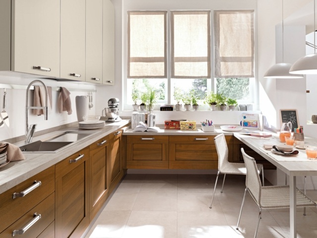 Biele nástenné jednotky z dubového dreva naplánujú perfektnú kuchyňu