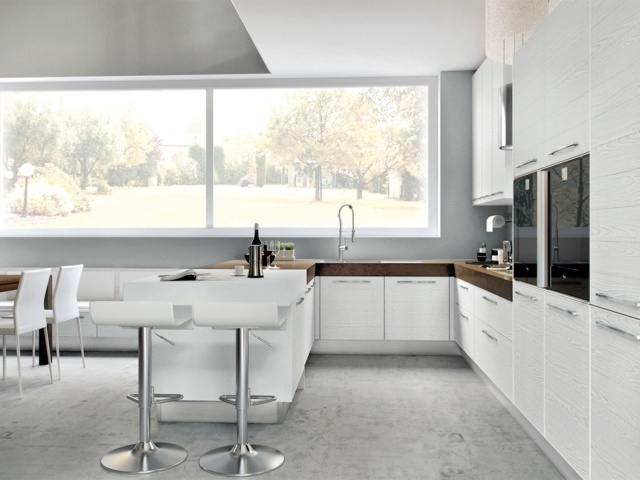 Farebné nerezové barové stoličky umývajú veľké okno