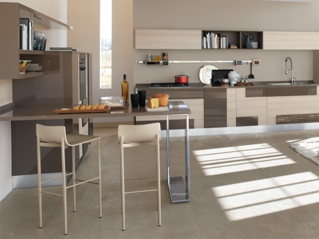 Vybavená kuchyňa jedálenský kút barové stoličky plánovanie béžovo hnedá