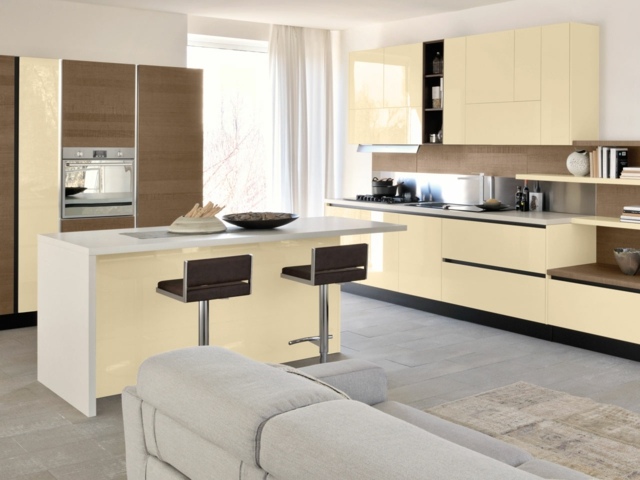 béžový kuchynský ostrovček drevené dvere skrinky s vysokým leskom čela