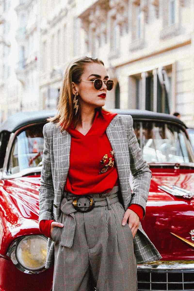 Mikina s kapucňou s krátkym rukávom pre károvaný biznis outfit v daždivý letný deň