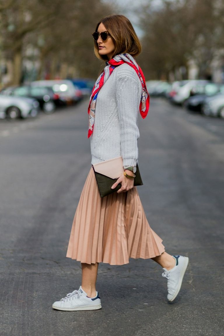 Oblečenie do dažďa pozostávajúce z skladanej sukne, pleteného svetra a tenisiek