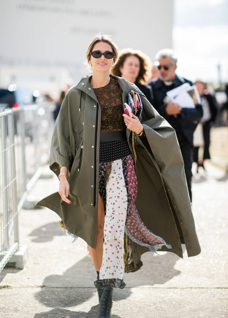 Živý nápad na outfit pre chladné letné dni s vrstvením a trenčkotom