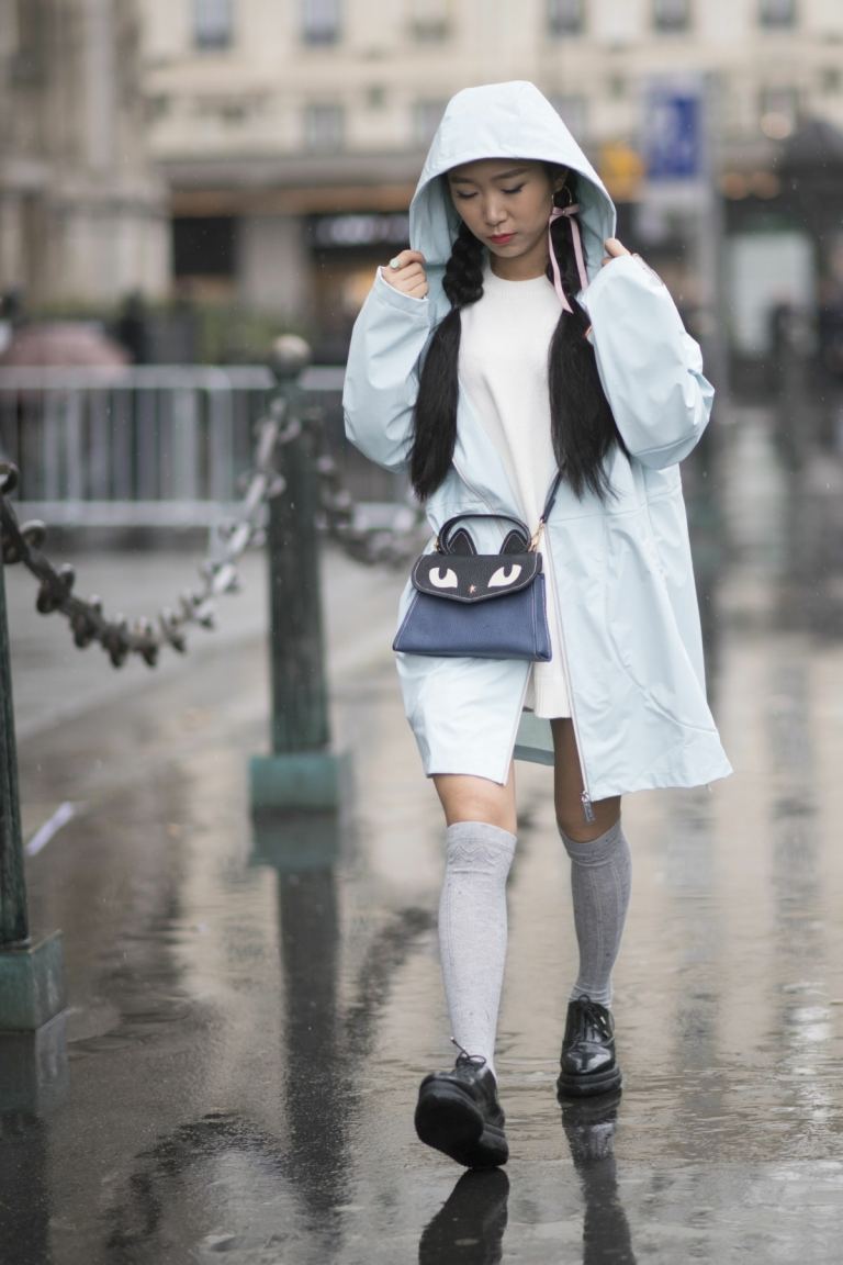 Skombinujte topánky na platforme s podkolienkami a svetlou pláštenkou