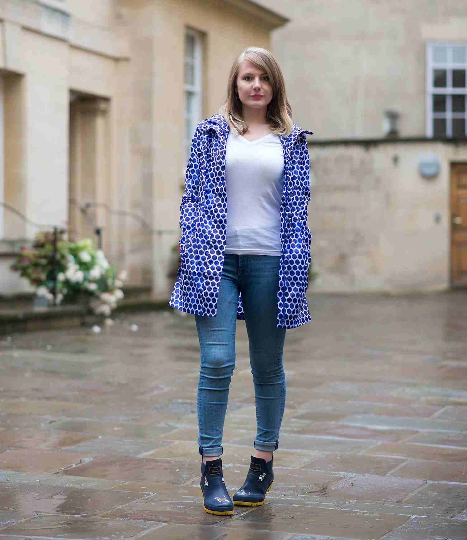 Myšlienka pre každodenný život s čižmami a sakom v modrej farbe s džínsami a bielou košeľou