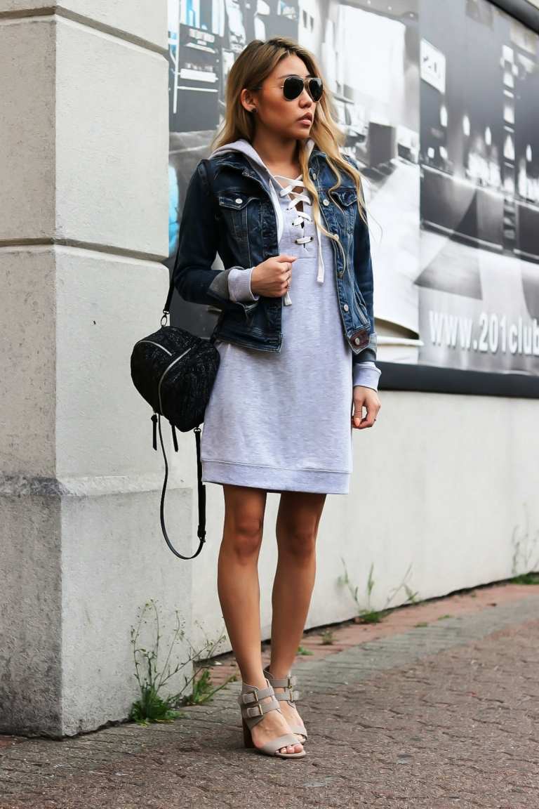 Mikina sivej farby ako šaty s riflovou bundou a sandálkami