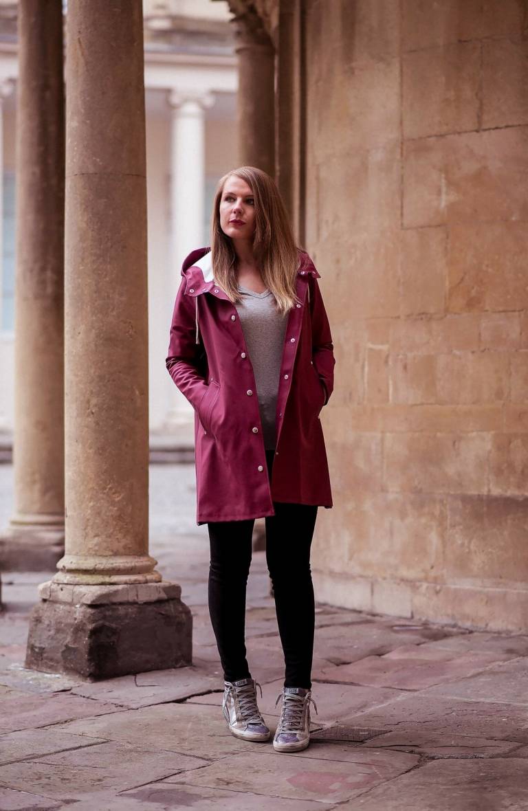 Skombinujte bundu do dažďa vo fuchsii s legínami