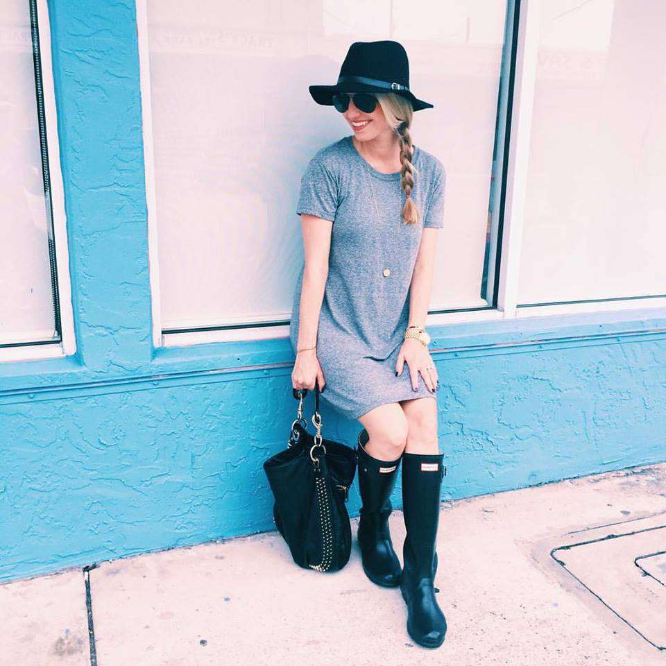 Štýlový dažďový outfit pre ženy v lete s klobúkom, šatami a gumákmi