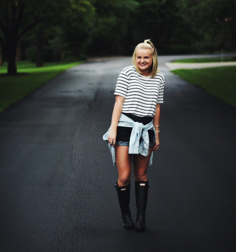 Čierne gumáky, šortky a pásikavé tričko širokého strihu