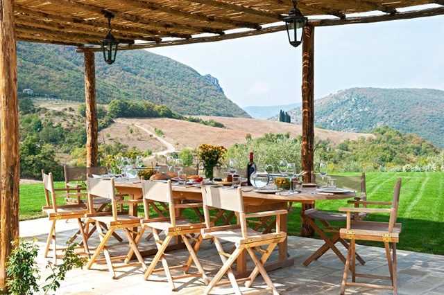 malebné-terasové-zastrešenie-so-slamenými-položenými-rustikálnymi stĺpikmi