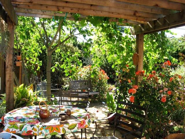 záhradné kvety-kovové-stoličky-obrus-kvetinový vzor-krytá-terasa