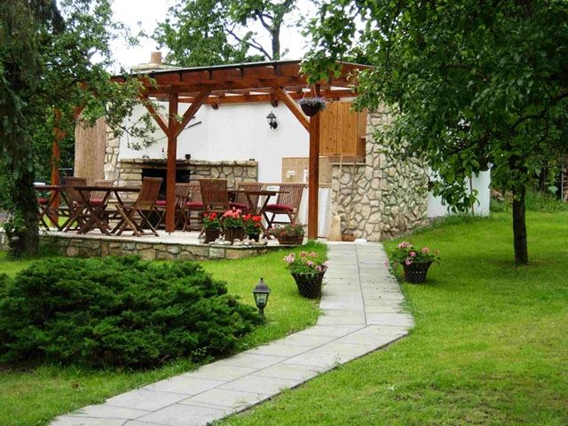 Záhradné sedenie-priestor-urobte-pohodlné-cesty-s-kamennými doskami