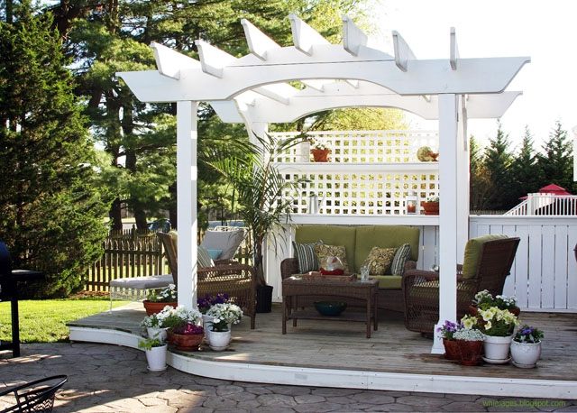 bielo natreté-drevené-pergola-miesto na sedenie-zelené-čalúnenie-vankúše